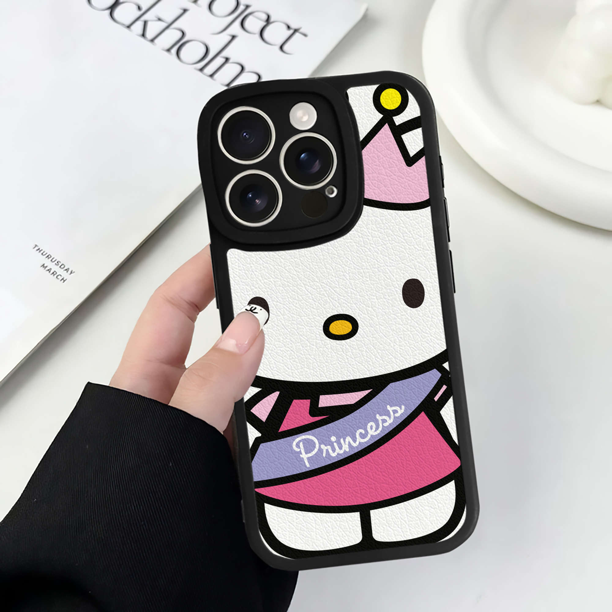 （画像用） Hello Kitty ハローキティ 【iPhone 16シリーズ対応】シリコンスマホケース（レザー調） 材質：シリコン